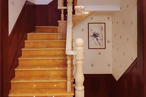 梁河中式别墅室内汉白玉石楼梯的定制安装装饰效果
